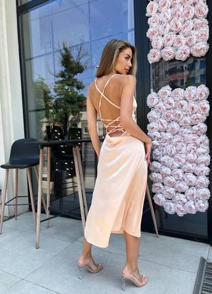 Шелковое платье с открытой спиной