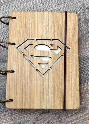 Блокнот деревянный   а6  superman прорезь без надписи обложка из натурального дерева на кольцах 60 листов.