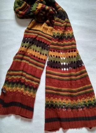 Яскравий шарф ажурний