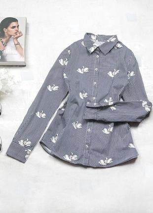 Роскошная рубашка в полосочку темно-синего цвета стильным принтом лебедями