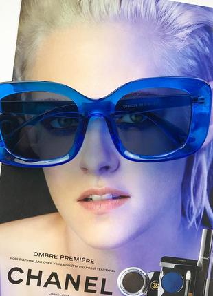 Нові шикарні стильні сонцезахисні окуляри трендового кольору синій електрік
