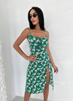 Женское стильное легкое платье на лето платье с разрезом на бретелях в цветочный принт зеленая5 фото