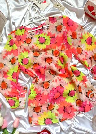 Яскрава шифонова блузка в квіти оранжева рожева4 фото