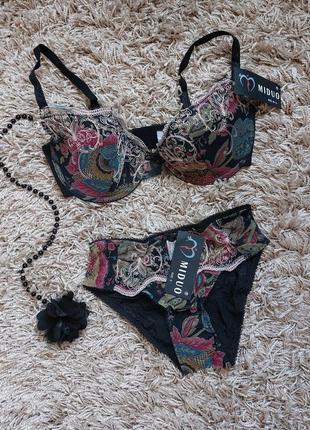 Чарівний комплект жіночої білизни для красунь з красивим бюстом.