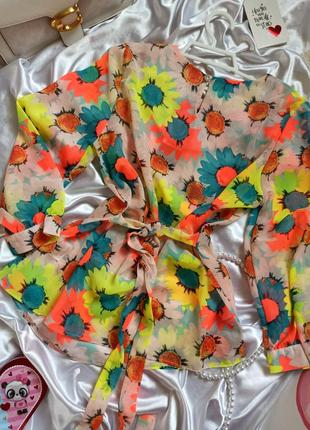Яркая шифоновая блузка в цветы6 фото