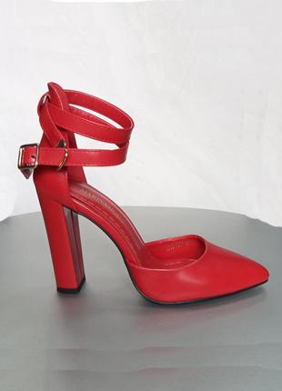 Закрытые красные босоножки эко кожа на среднем каблуке нарядные туфли с ремешками острый носок