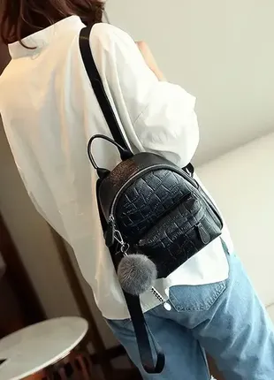 Стильный женский рюкзак с меховым брелоком черный, белый4 фото