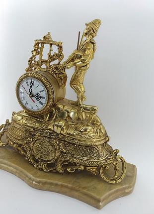 Бронзовые каминные часы на мраморе "музыкант" арт. 0355