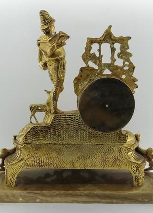 Бронзовые каминные часы на мраморе "музыкант" арт. 0355