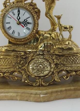 Бронзовые каминные часы на мраморе "музыкант" арт. 0355