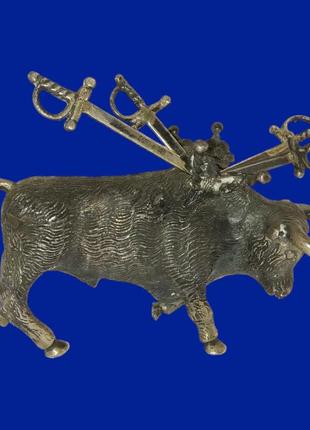 Серебряная фигура "бык" со шпагами арт. 0247