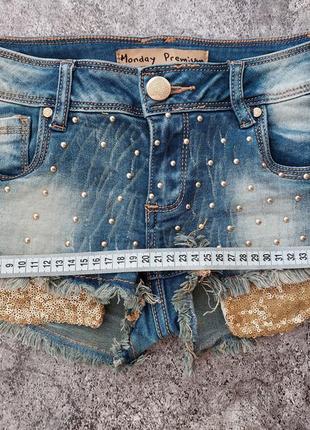 Эффектные короткие джинсовые шорты стразы пайетки monday premium xs-s9 фото