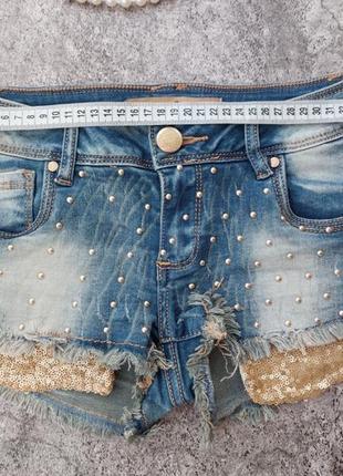 Эффектные короткие джинсовые шорты стразы пайетки monday premium xs-s8 фото
