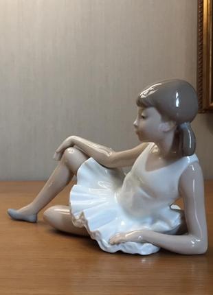 Фарфоровая статуэтка nao (by lladro) «лежащая балерина».2 фото