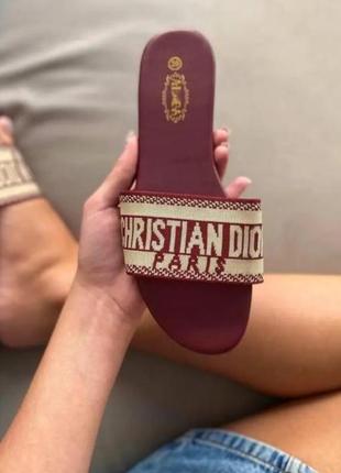 Стильні жіночі шльопанці сланці
