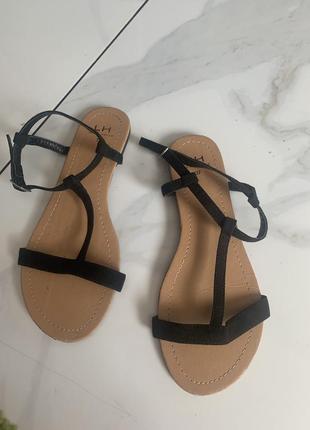 Босоніжки новенькі