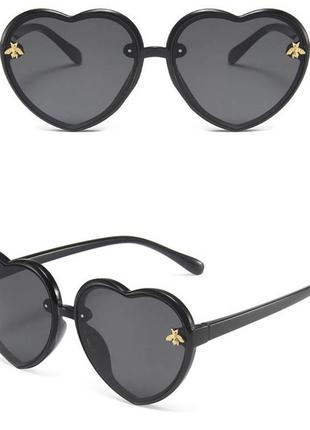 Стильные детские солнцезащитные очки сердечки черные для девочек1 фото