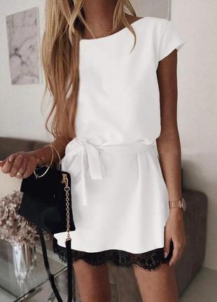 Літнє коротке плаття з мереживом -модель  з трапецієподібним фасоном