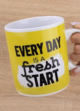 Кружка гигант every day is a fresh start + подарок