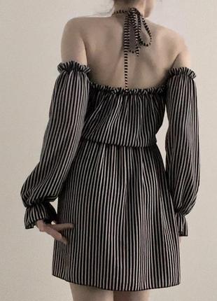 Платье в полоску, с открытыми плечами7 фото