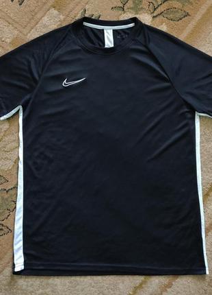 Спортивная футболка nike dri-fit.