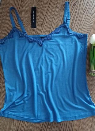 Красивая синяя майка с кружевом.