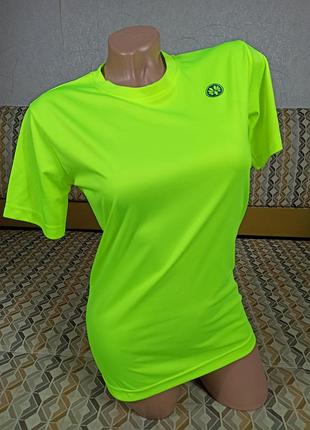 Спортивная салатовая футболка мальчику.