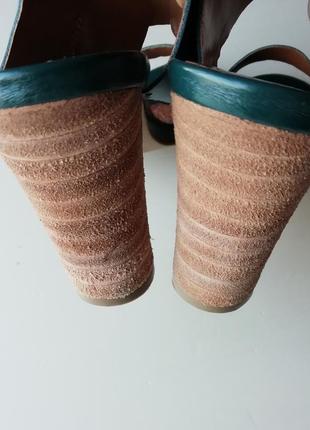 Лакові шкіряні босоніжки кольору морської хвилі з заклепками3 фото
