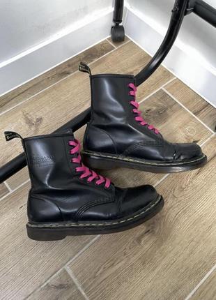 Оригинальные черные высокие ботинки dr martens 1460 с желтой прошивкой