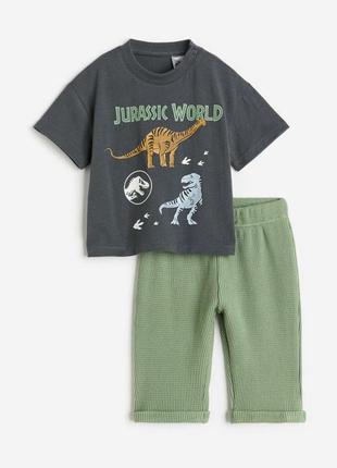 Стильный костюм hm для мальчиков 86,92,98 см футболка серая динозавры штаны брюки хаки3 фото