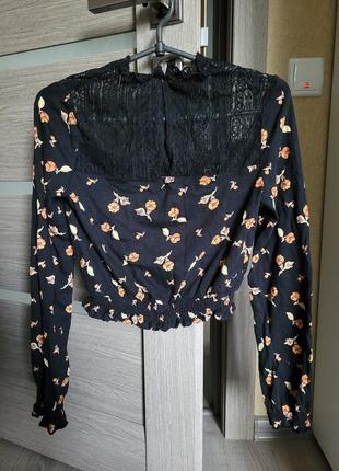 Чорна блуза у квітковий принт з мереживом3 фото