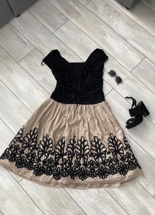 Черно-бежевое платье с вышивкой на юбке2 фото