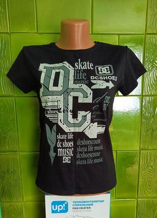 Чорна футболка dc shoes. розмір — s.