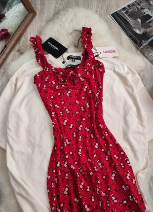 Красное платье с цветочным принтом с рюшами с завязкой на шнуровке на груди в цвети цветочный сарафан червоне плаття у квітковий принт вискозы