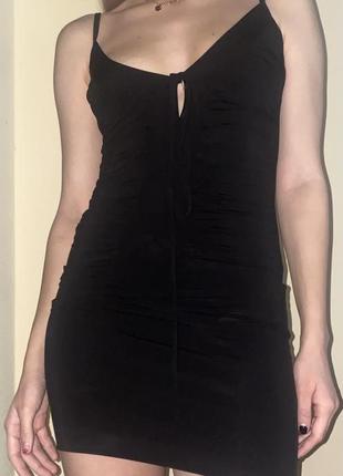 Стильное черное короткое платье в обтяжку2 фото