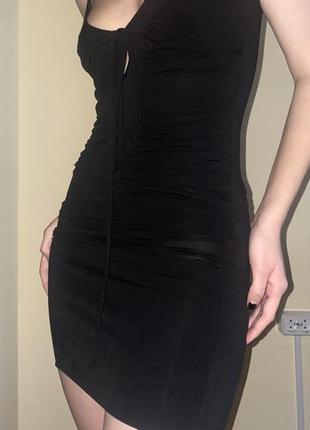 Стильное черное короткое платье в обтяжку3 фото