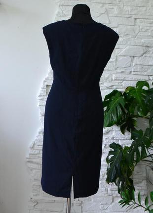 Tpehдова модель  темно-синьої сукні-футляр3 фото