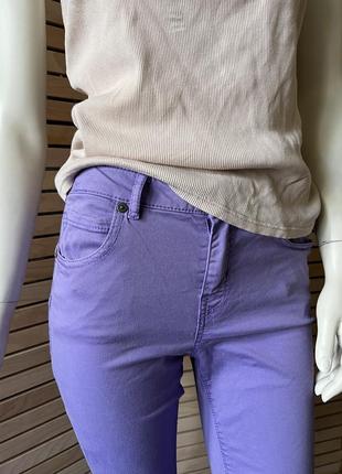 Стильные яркие фиолетовые джинсы стрейч скинни3 фото
