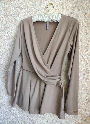 Бежевая кофта женская нарядная блуза с вырезом с баской италия chiara forthi milano7 фото