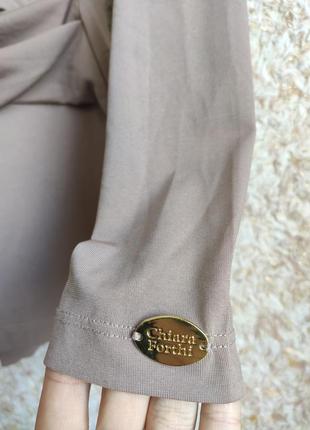 Бежевая кофта женская нарядная блуза с вырезом с баской италия chiara forthi milano4 фото