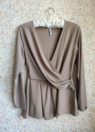 Бежевая кофта женская нарядная блуза с вырезом с баской италия chiara forthi milano1 фото