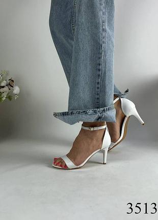 Босоніжки білі