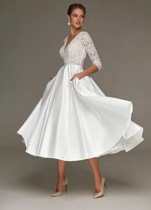 Весільна атласна сукня міді з рукавами