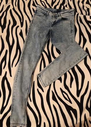 Джинсы divided