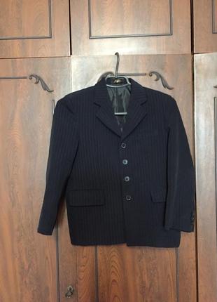 Пиджак для мальчика р-р 42 с карманами и шлицами.