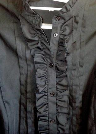Черная удлиненная рубашка с коротким рукавом, украшенная рюшами 26 размер4 фото