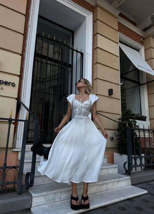 Роскошное белое платье из муслина длинное миди с пышной юбкой расклешенное с корсетным лифом с открытыми плечами с декольте вечернее свадебное