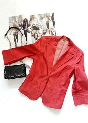 Червоний жакет benetton.