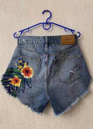 Шорты zara джинсовые мини принт цветок с потертостями и рваными элементами1 фото