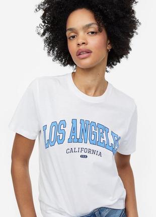 Трендова біла футболка з принтом los angeles h&m бавовняна футболка з малюнком